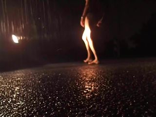 Beccato nudo sotto la pioggia sulla strada