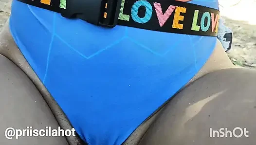 Ehefrau zeigt haarigen cameltoe am karneval