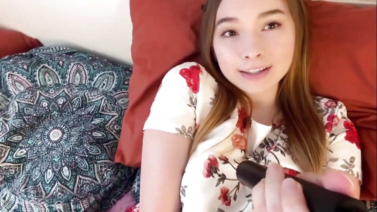 Flirtwithsb bébé joue avec un nouveau jouet flirttwithsb et se branle la chatte