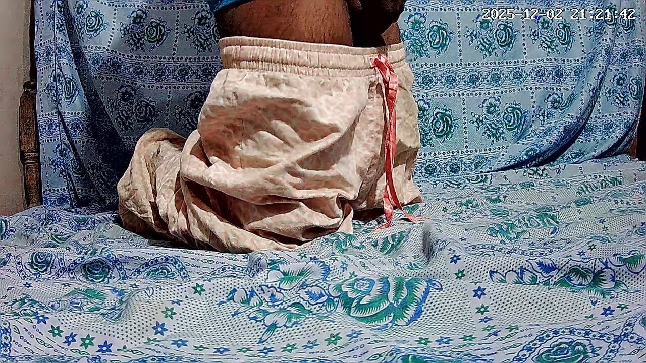 Azijski dečko drka u sobi 2865