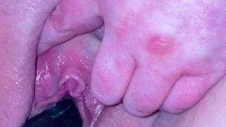 Primer plano anal y coño consolador follando (+ chorro)