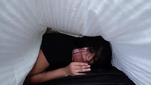 Невестка признается мне в том, что хочет трахнуть меня, пока ее бойфренд на кухне