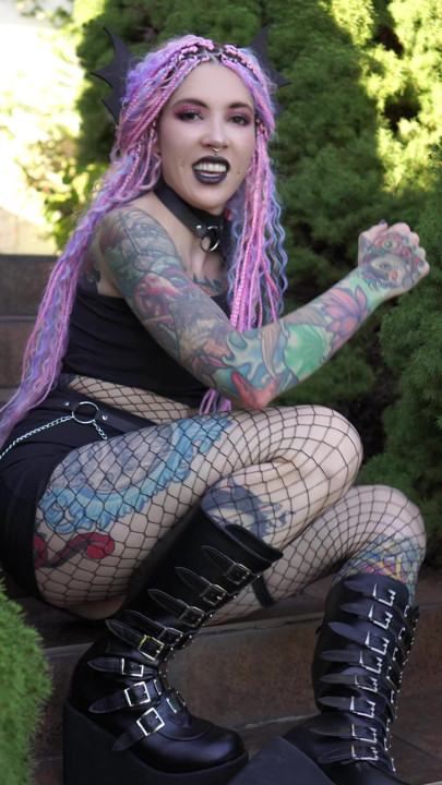 このゴシック風の雰囲気が、さらに目を引きつけてしまいましたか?