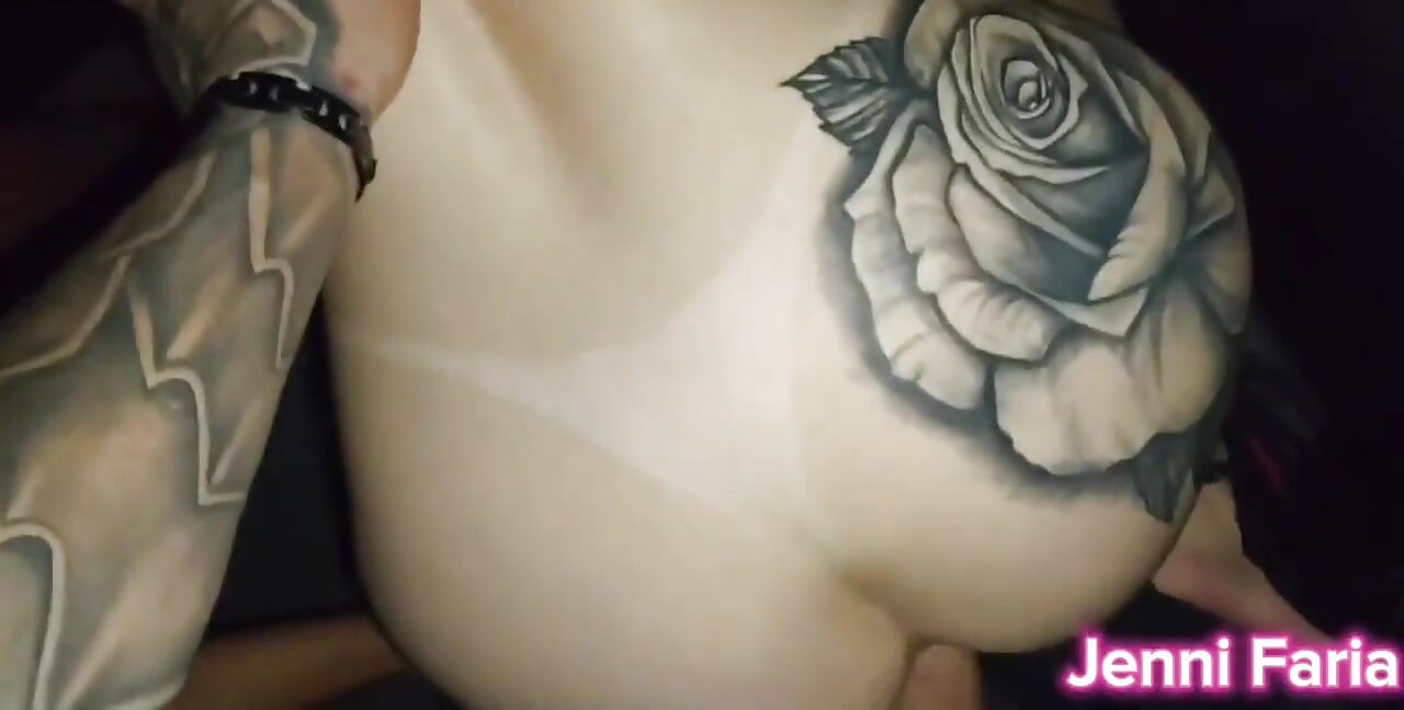 Mi madrastra caliente me llevó al gloryhole del club de swingers en tan Paulo
