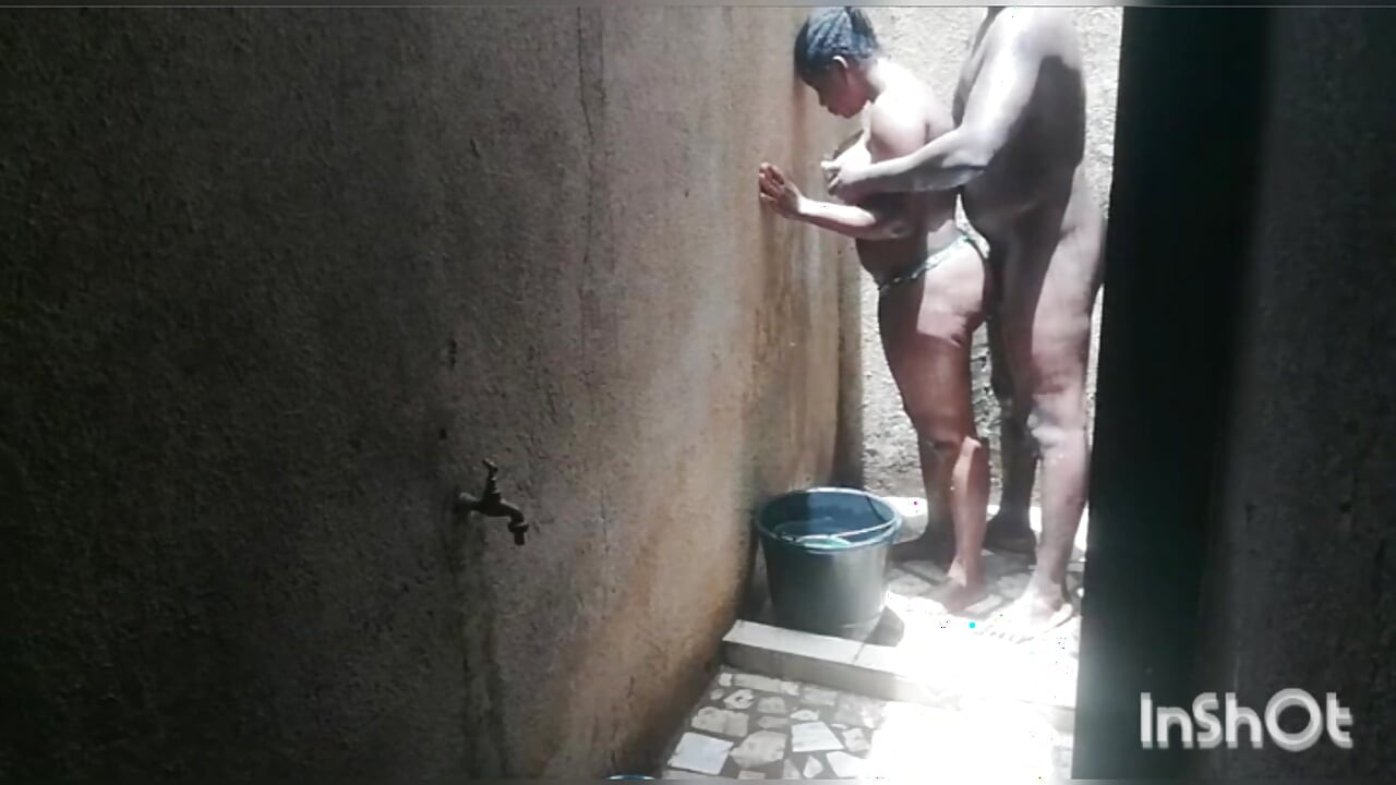 Amor en secreto en la ducha africana