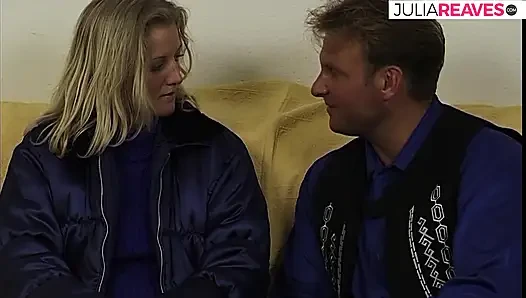 Mädchen mit über großem loch testet dildos