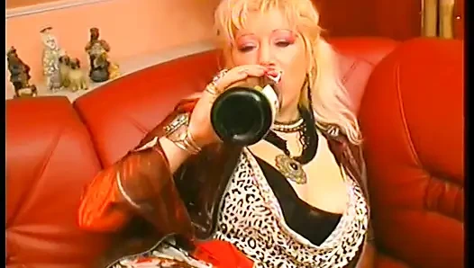 Giyinik tombul olgun sürtük şişe ve muzla deliklerini sikiyor