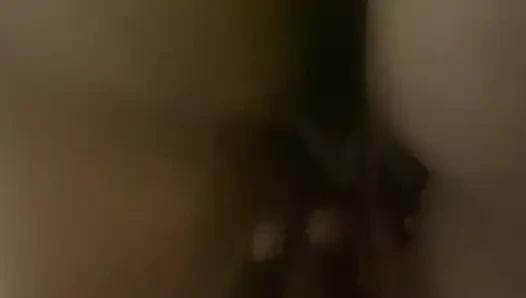 Межрасовый разговор Черная горсть в ее хорошеньком очке белой девушки с большой шикарной задницей