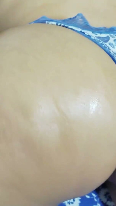 Eu pego minha madrasta enquanto ela está na minha cama, eu fodo sua bunda enorme | Clipe 3