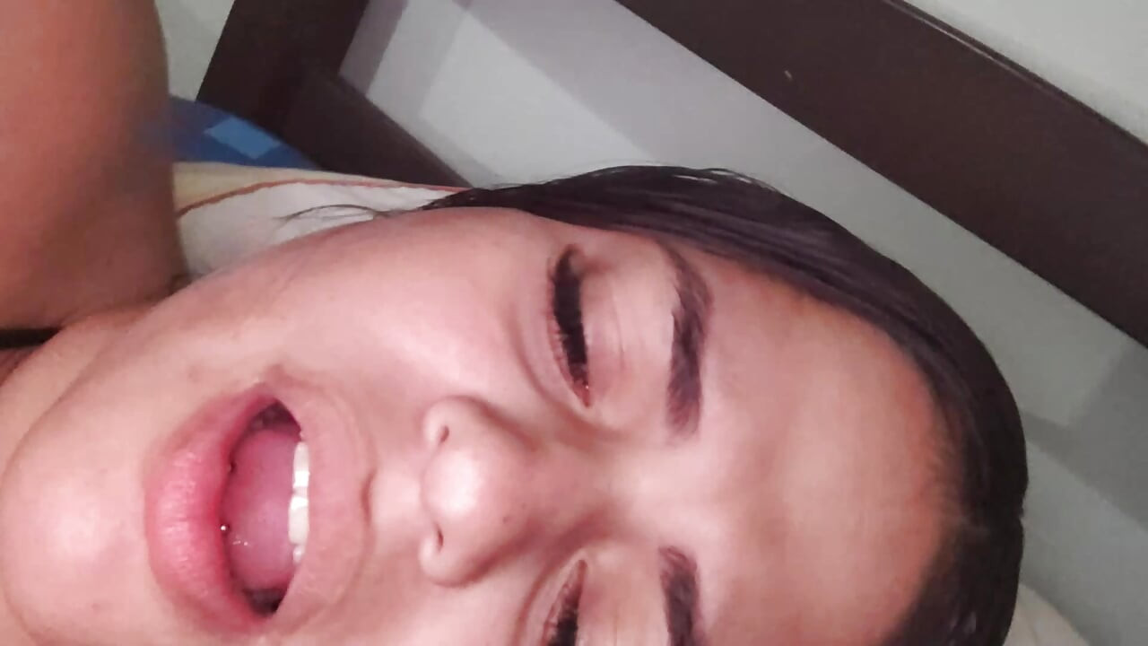 A csalfa feleség szopása és baszása a szabadban, majd durván és nyersen megbasszák a seggnyalás után