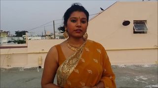 Sexy bhabhi die saree draagt