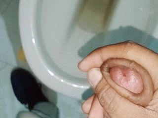 Băiat indian care se pișă și se masturbează în baie