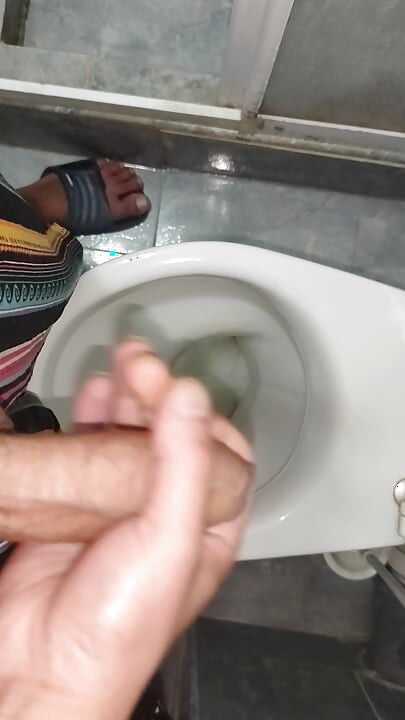 सुंदर ट्विंक टॉयलेटमध्ये हातमैथुन करते