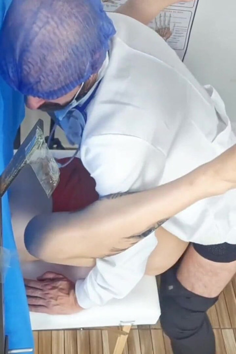 그녀의 보지를 보여주기 위해 산부인과에 가는 음란한 십대