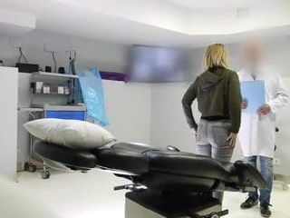 Ginecologista fode sua paciente enquanto o namorado espera do lado de fora