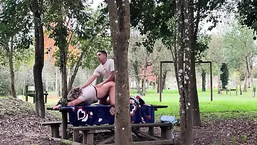 Üvey anne açık havada seks yaparken yakalanıyor
