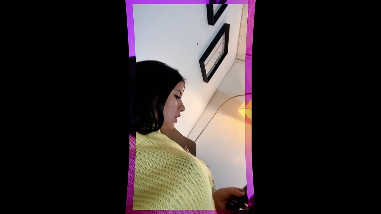 Bela colombiana com peitos perfeitos jura com sua buceta para você e pede leite na bunda dela