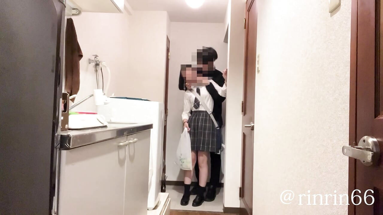18 yaşındaki Japon kız. Marketten aperatif satın aldıktan sonra, girişte seks yapıyor.