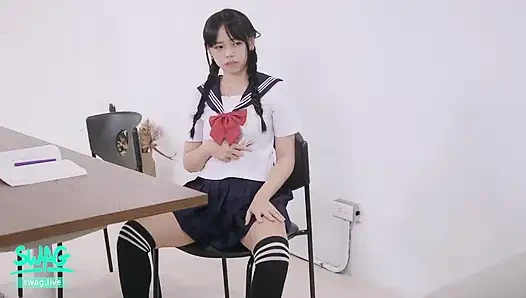 Asiatisches college-mädchen verführt professor im klassenzimmer