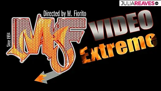 Доминантной лесбийской подруги вылизали ступни преданной девушки по поклонению