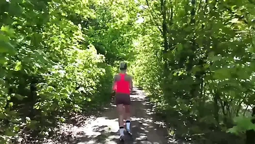 Развлекаясь на капоте с дилдо в лесу