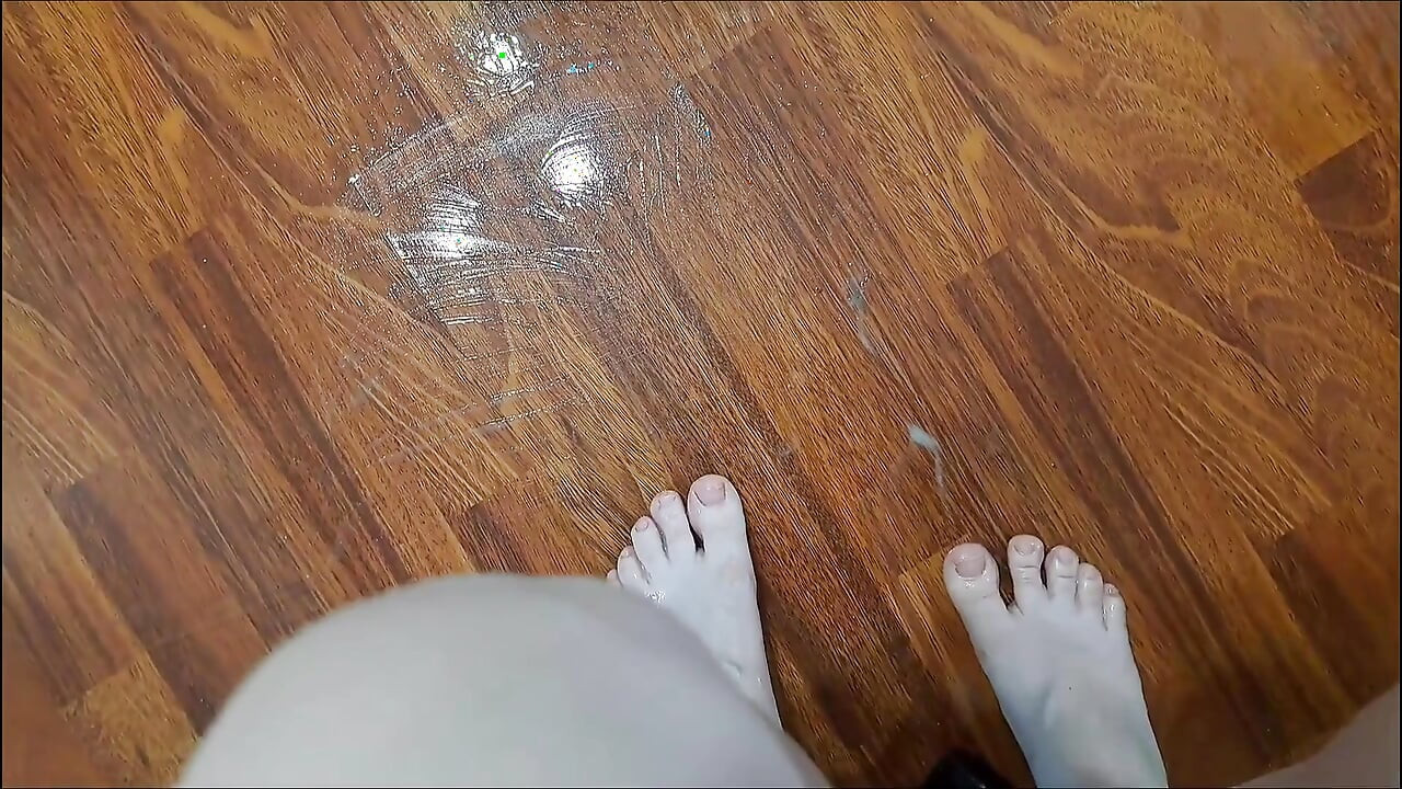 Cavalgando em uma cadeira em um chão encharcado de sabão