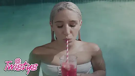 Twistys - Abella Danger ve Gina Valentina birlikte ıslanıp vahşileştikçe şehvetli sanat serbest kalıyor