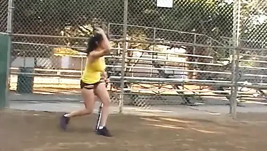 Riesiges titten-softball-schätzchen brauchte ein zusätzliches training