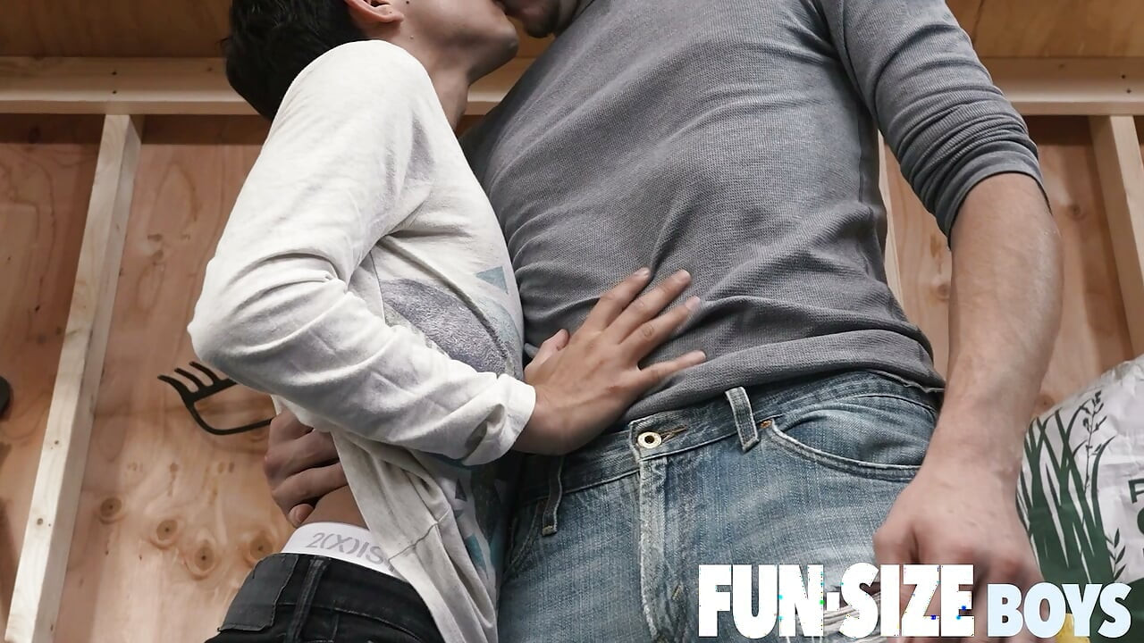 FunSizeBoys - Tall hung DILF Bob Knight breeds petite Latin bottom twink