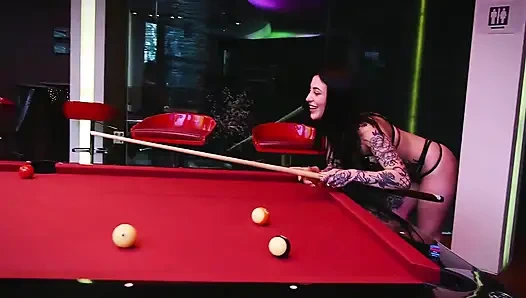 İki azgın kız bilardo masasında bir yabancıyla seks yapıyor - carla boom
