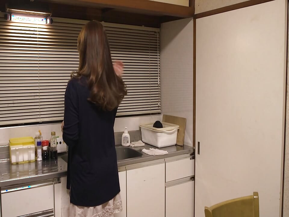 A061G04 A mother-in-law who burns her ripe body with the moans of her daughter and her husband. Erotic SEX of a mature mother who is fascinated by a young!