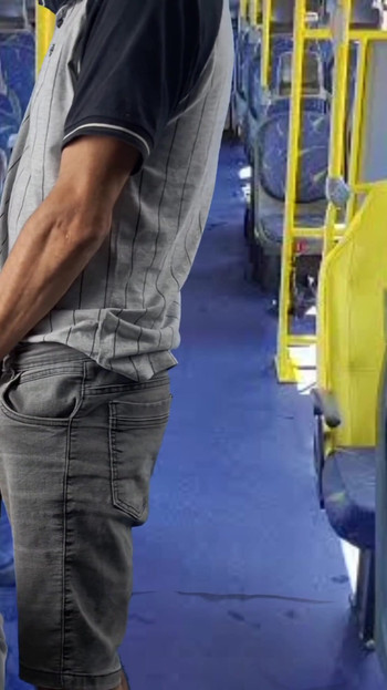 Måste-dela ögonblick från "Pervers lår och gnuggar på busslamporna!"