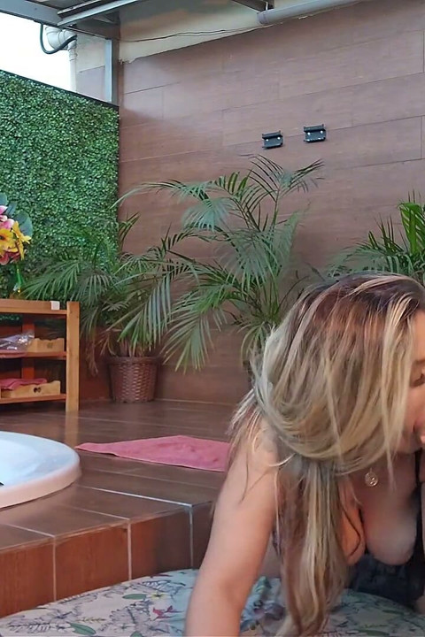 Rubia con culo grande chupando polla al borde de la bañera antes de follar a cuatro patas y que le destrozen el coño todo en...