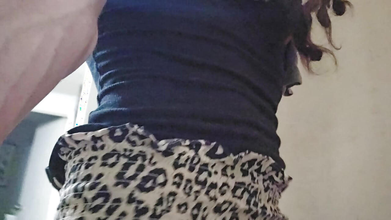 SkinnyFemboyOso se oblači u gaćice i suknje 😜
