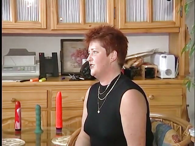 Sua buceta molhada e peluda está pronta para os brinquedos sexuais