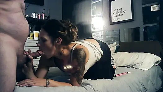 Sexy ehefrau lutscht schwanz