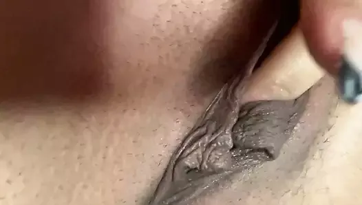 J’adore jouer avec mon clito jusqu’à l’orgasme
