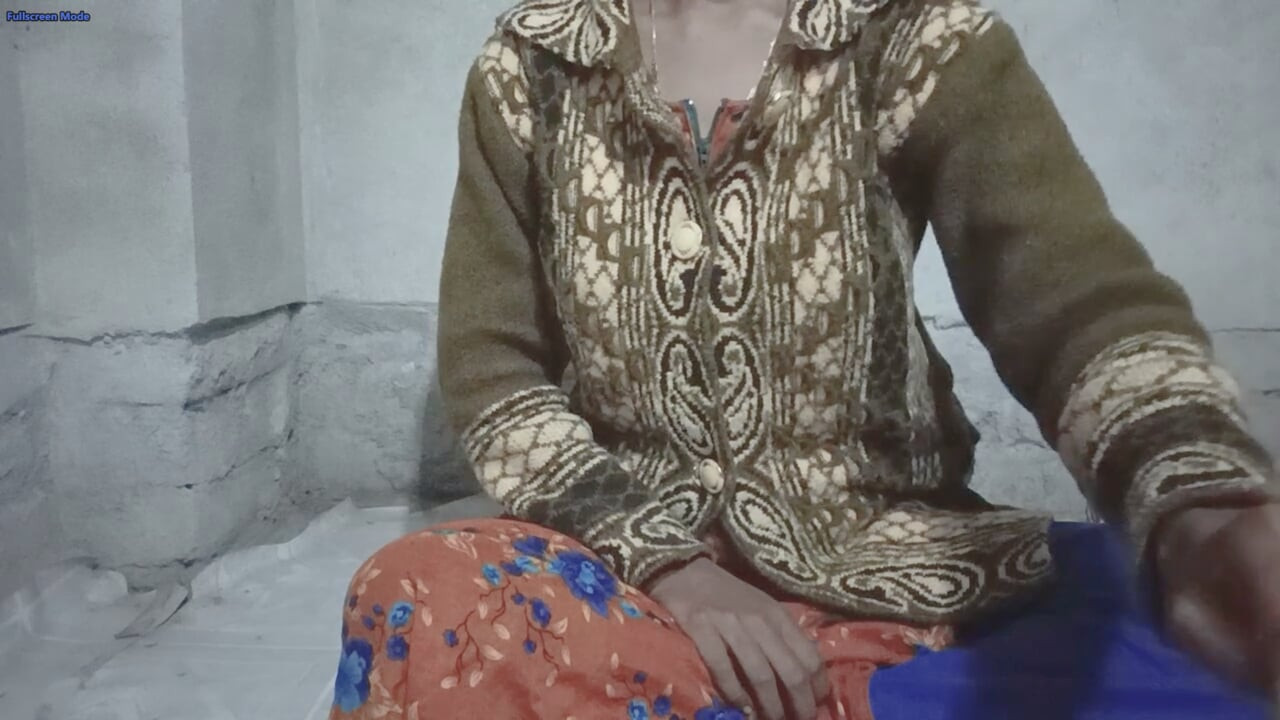 Ασιάτισσα ουρλιάζει αυνανισμός σε δυνατό οργασμό.