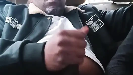 Sokak fahişesi hızlı arabada sakso - her yerde öğürüyor ve salya akıtıyor