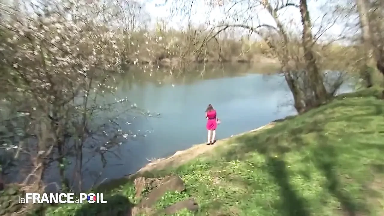 害羞的黑发女郎为性感的裸照摆姿势等等