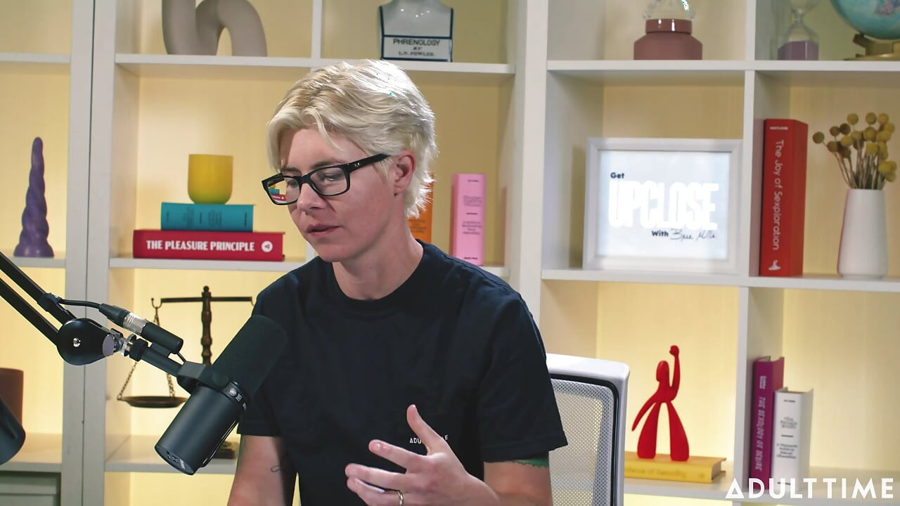 Khloe Kingsley sprøjter på kamera og Red Flags The Adult Time Podcast