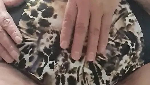 Parmaklarını külotun altına sok, delik çok ıslak ve sıcak