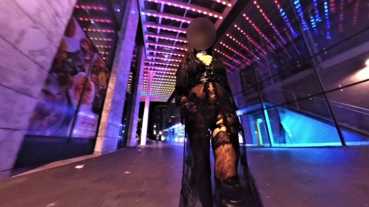 สาวร่านโกธิคประหลาดสํารวจใจกลางเมืองนอกบ้าน