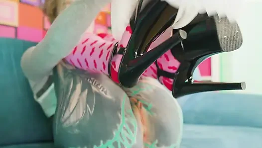 Симпатичная девушка на высоких каблуках раздвигает свое милое очко, готовое к жесткому аналу и кримпаю - Z-Filmz