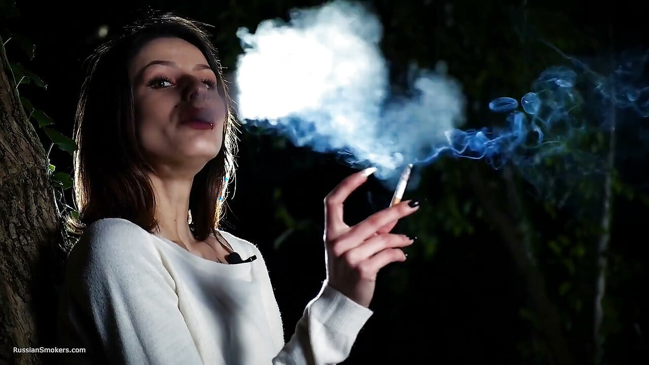 Sexy ruská holka kouří cigarety venkovní scéna