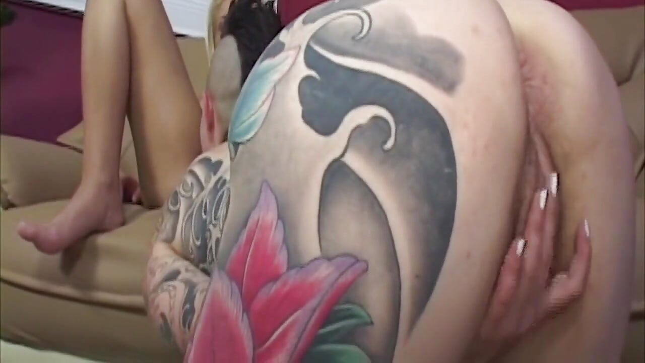 Getatoeëerde slet vingert het vastklemmende poesje van blondine in het wild