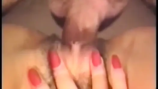 Muhteşem hatun ıslak amını büyük bir direğe sert siktirmeyi seviyor