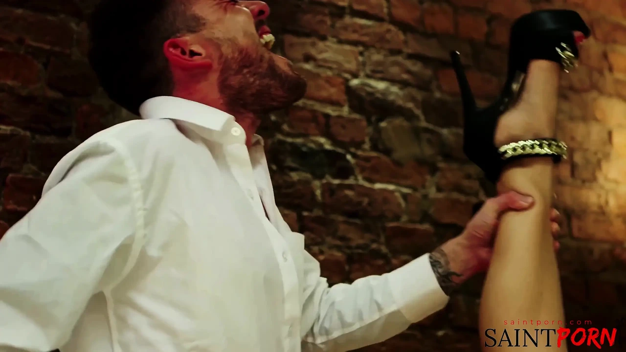 Victoria Summers Is the Ideal Housewife