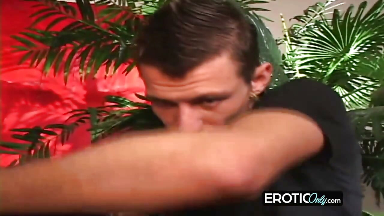 Doigtage de cul baveux léché dégoulinant