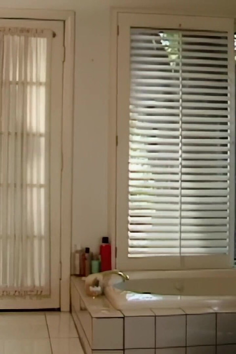 Gadis muda eksotik-cantik menunggang zakar besar mencari orgasme yang sengit